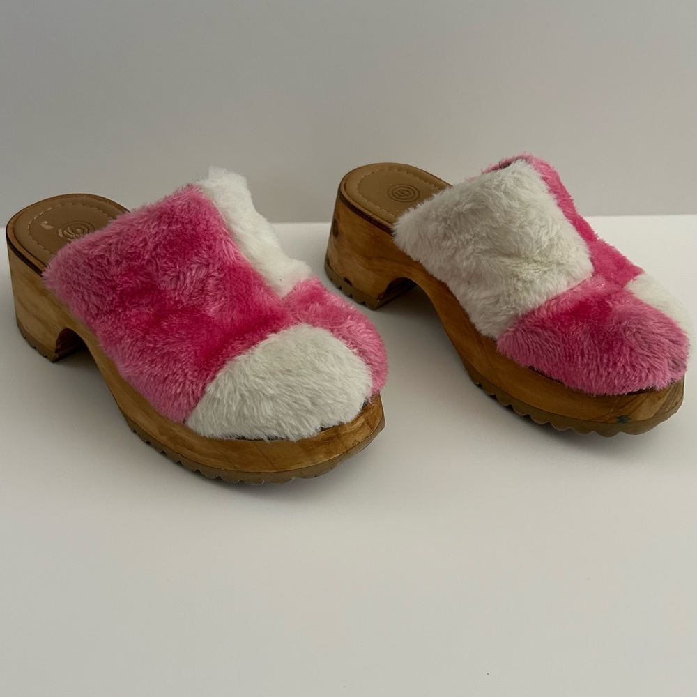 UO Urban Outfitters Pink & White Checkboard Sherpa Fleece Wooden Clogs 6
